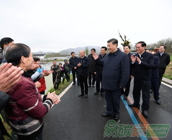 2020年3月30日，中共中央總書記、國家主席、中央軍委主席習近平在浙江省安吉縣天荒坪鎮(zhèn)余村考察，同村民們親切交談，了解該村多年來踐行“綠水青山就是金山銀山”理念、推動綠色發(fā)展發(fā)生的巨大變化。新華社記者申宏攝